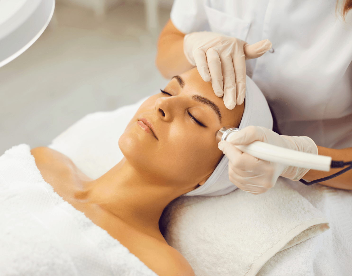 Vrouw die een huidverbetering krijgt