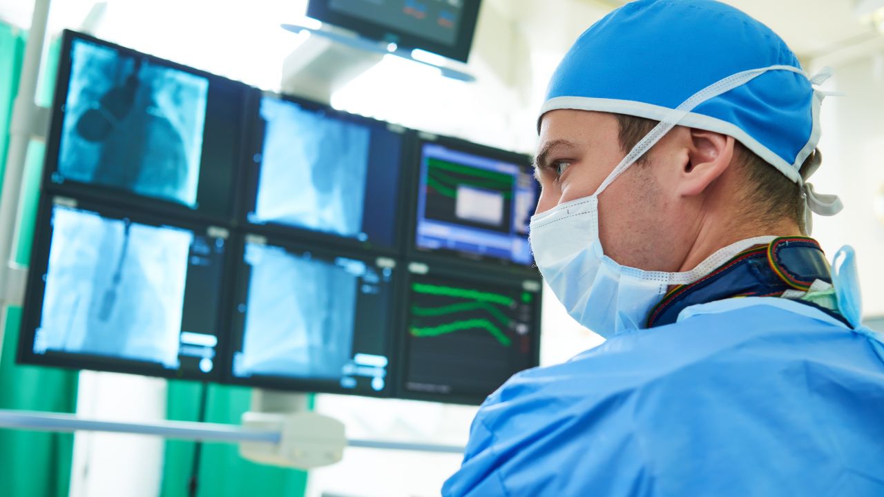 a doctor watching rayos-X