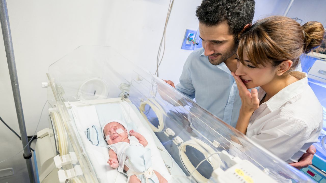 parents bedside patient in NICU level 2