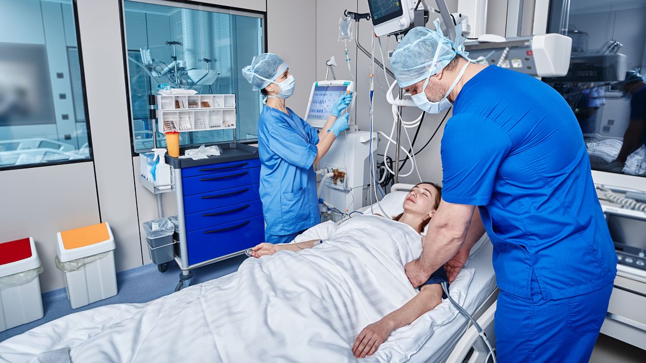 Picture of healthcare professionals preparing in a TICU