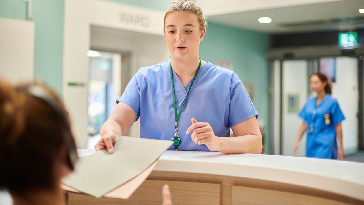 picture of a nursing delivering an admission note