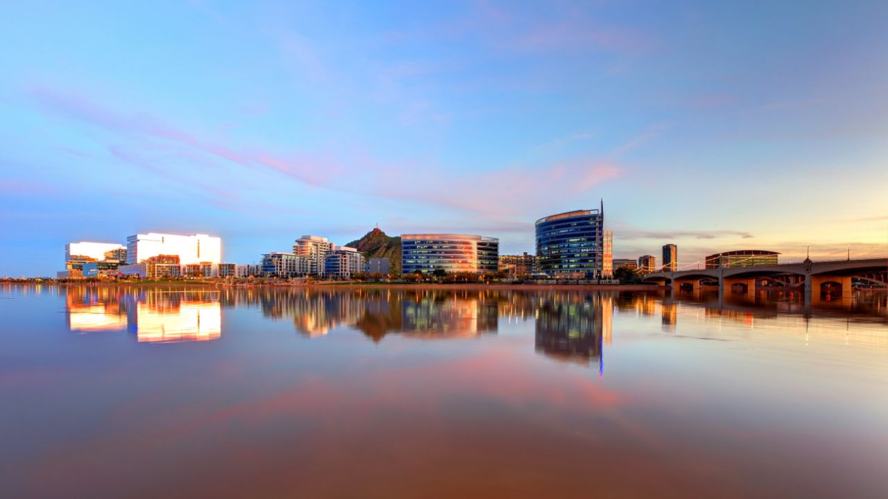 a picture of the city and the sea
