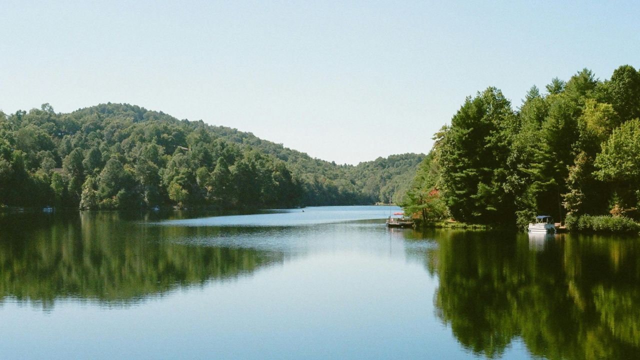 a picture of a lake