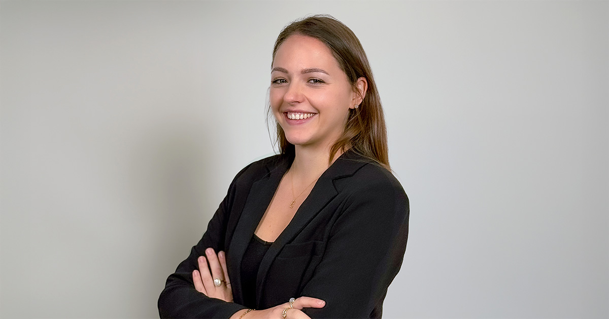Portrait of Verena Heidecker, Project Manager at DMS – representing creativity and teamwork at DMS Crew.
