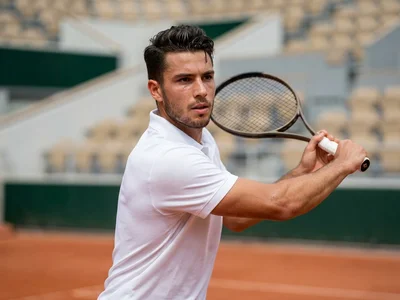 marketing d'influence tennis - joueur en action sur terre battue