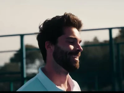 Jules Marie souriant sur un terrain de padel - marché du padel en France 2026