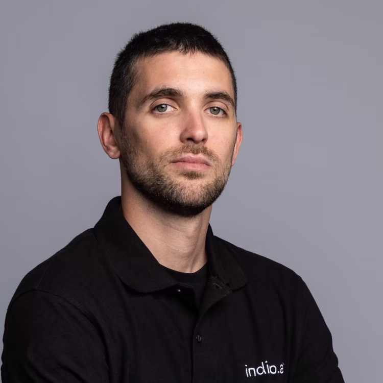 Membro del team di indigo.ai con la polo nera aziendale