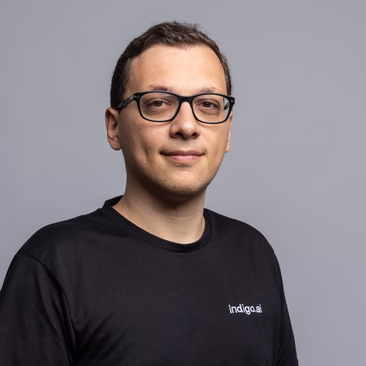 Membro del team di indigo.ai con occhiali e t-shirt nera indigo.ai