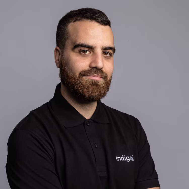 Membro del team di indigo.ai con barba e polo nera aziendale