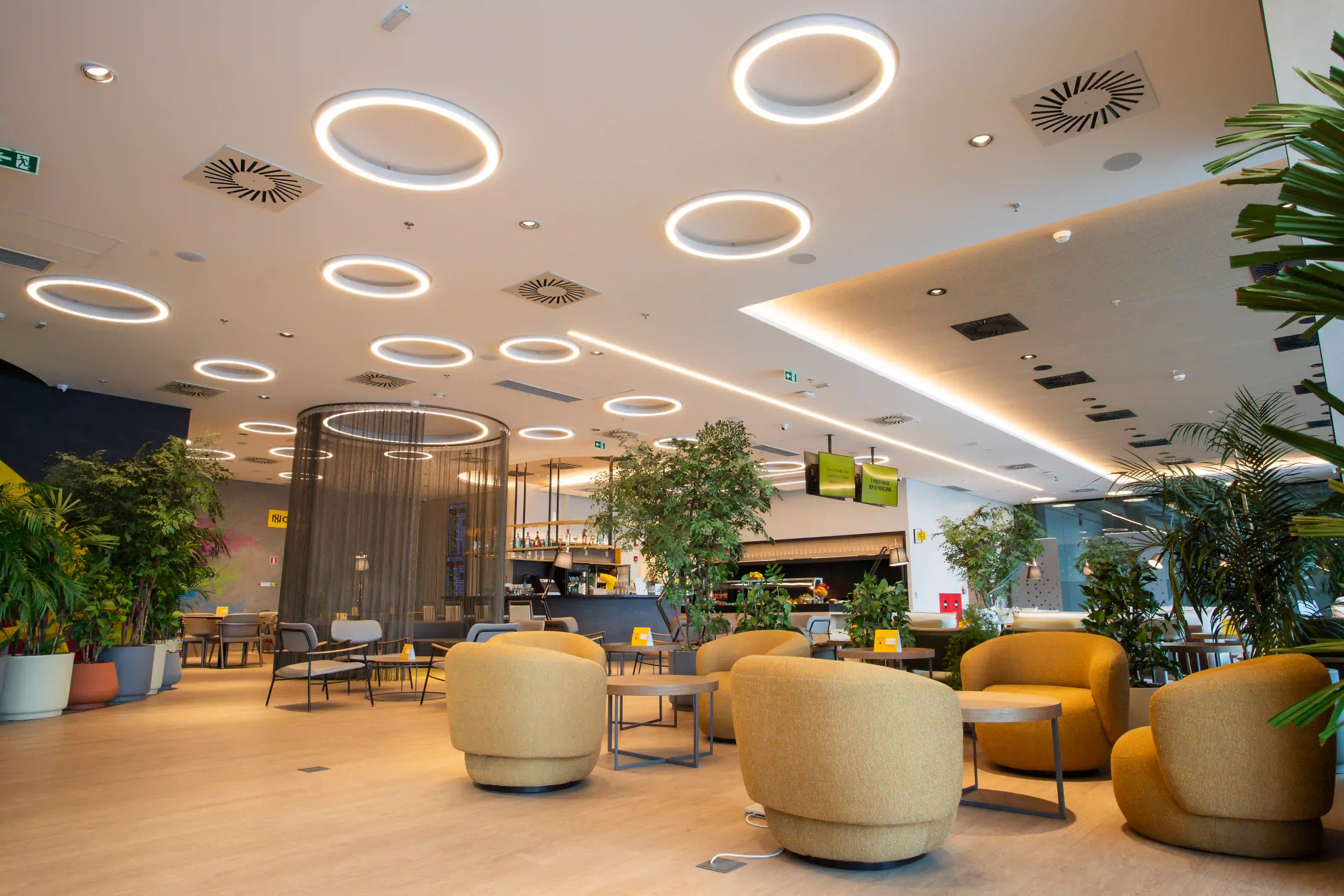 Espaço amplo e serviços da Sala VIP Nomad Lounge