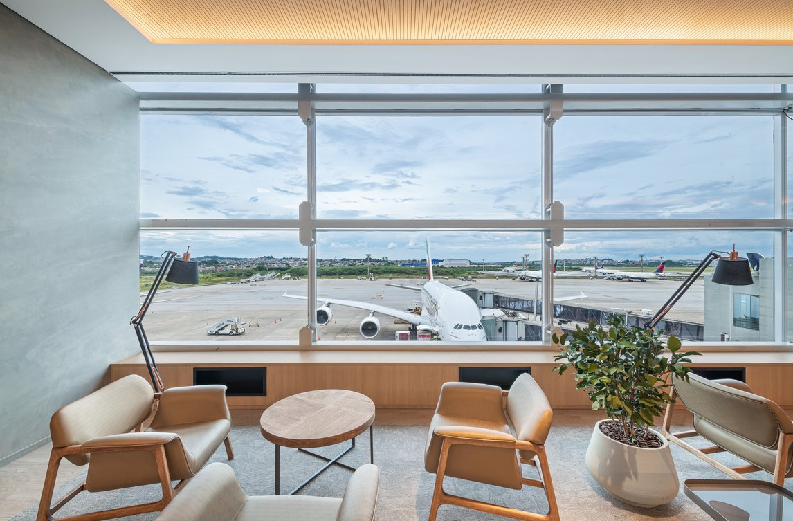 Nomad Lounge no Aeroporto de Guarulhos com poltronas e vista para a pista