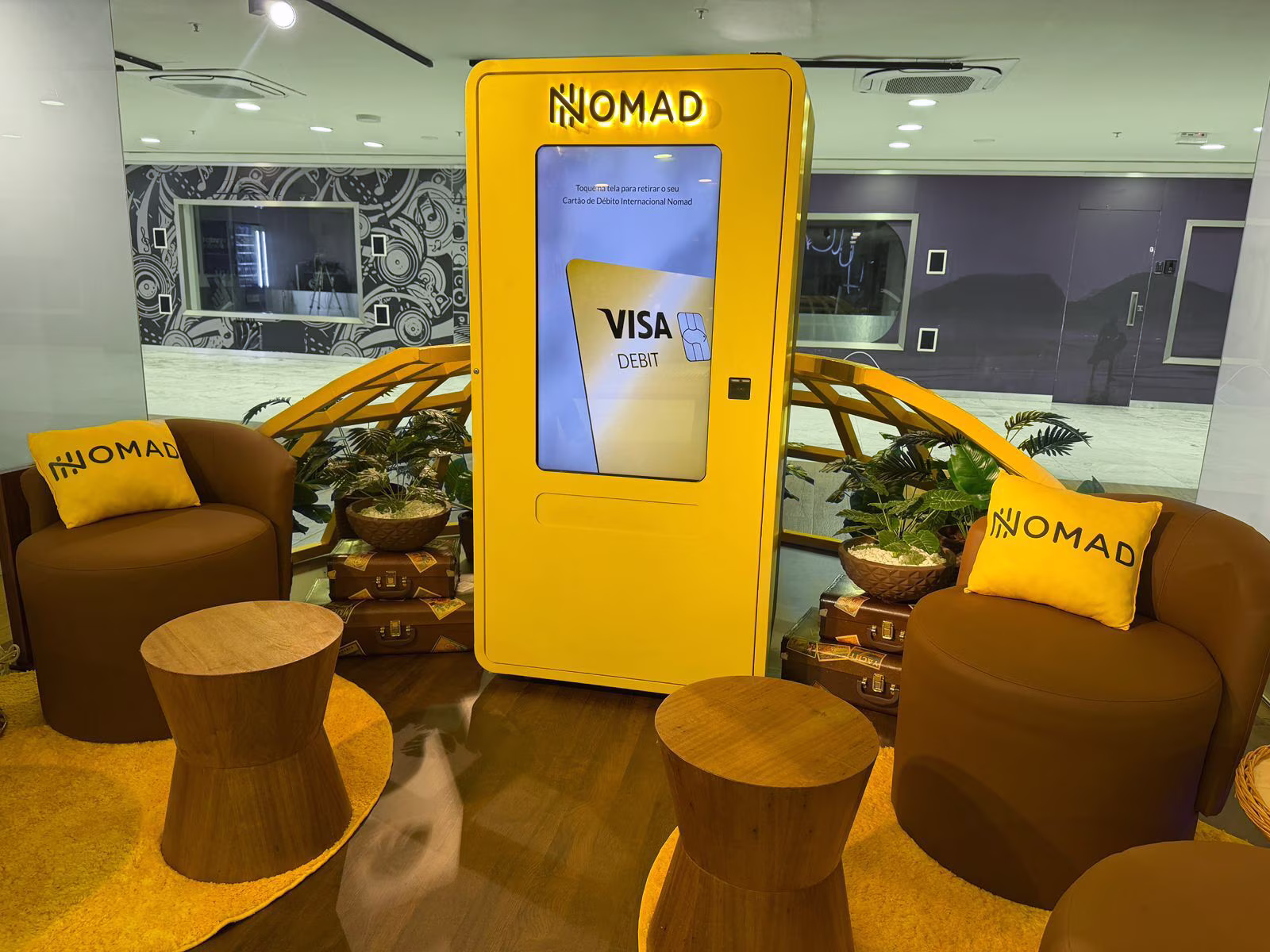 Nomad Point no Bossa Nova Mall, no Rio de Janeiro, com poltronas e cabine amarela