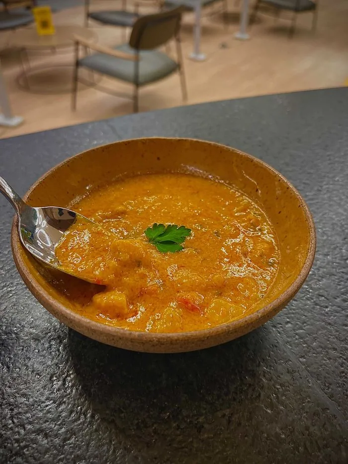 Moqueca vegana de banana da terra servida em uma tigela