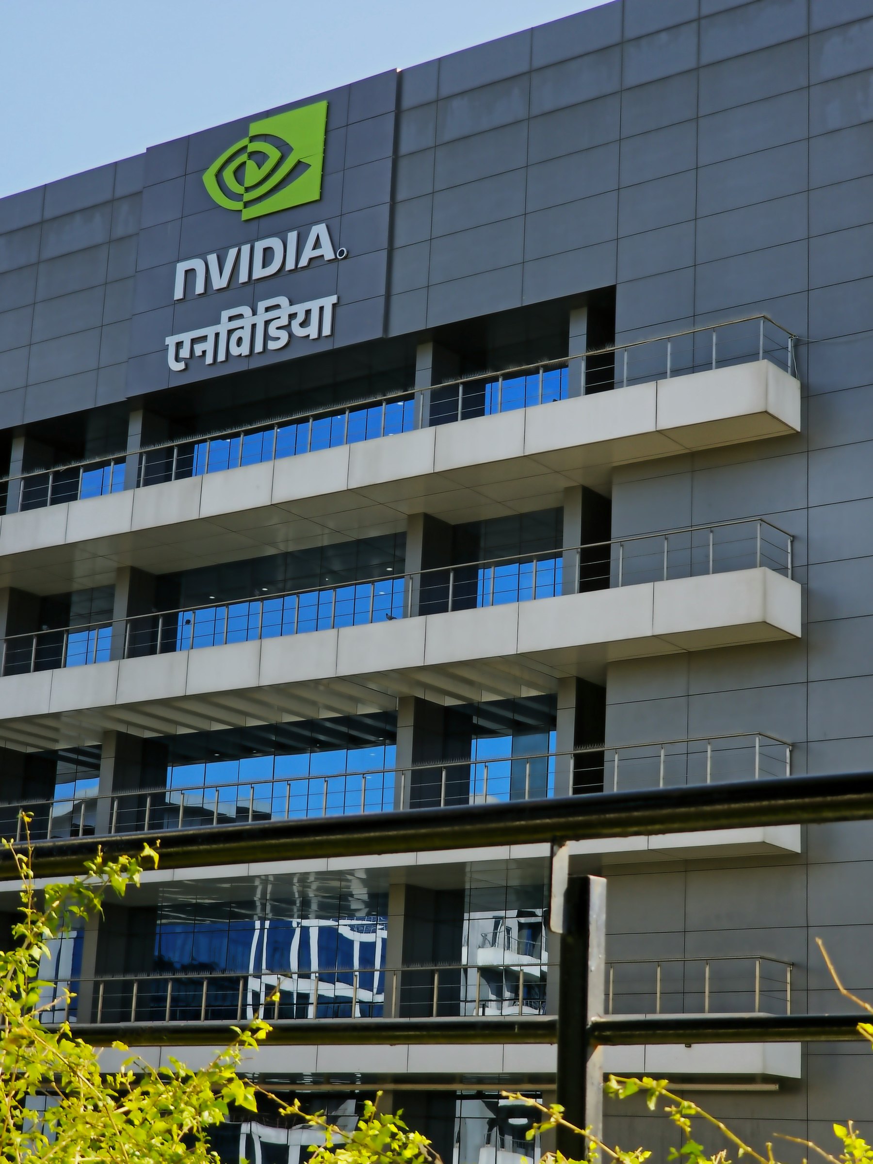 Exterior do prédio da Nvidia com janelas de vidro azul