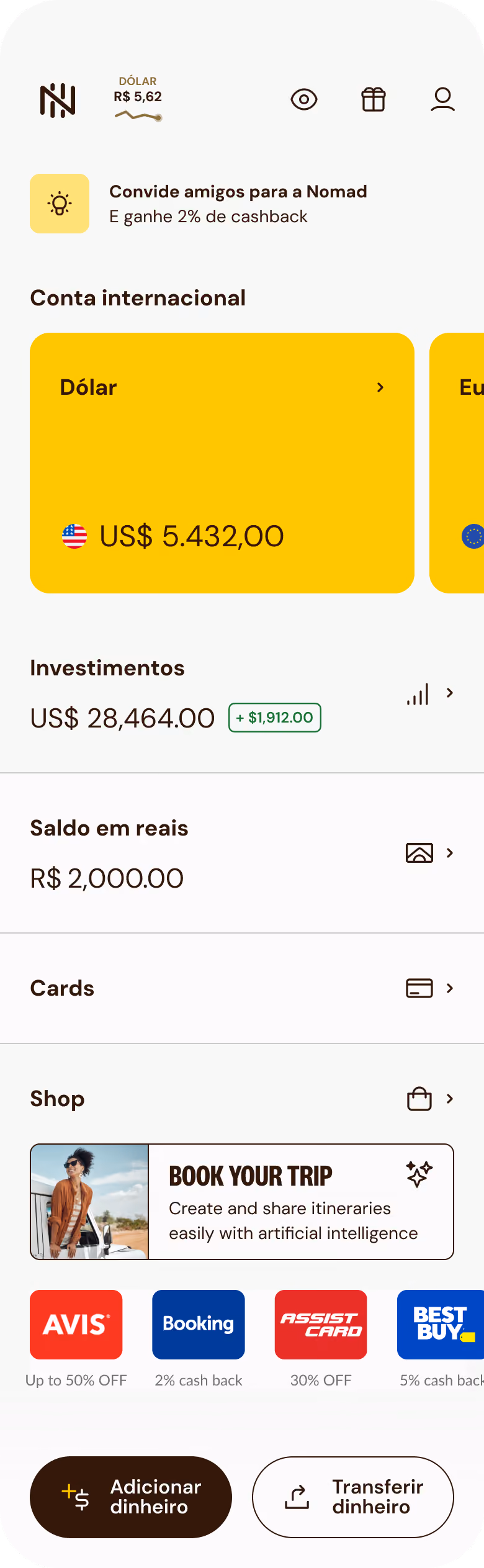 Homem sorrindo mostra o app da Nomad no celular com a Conta Internacional em dólar