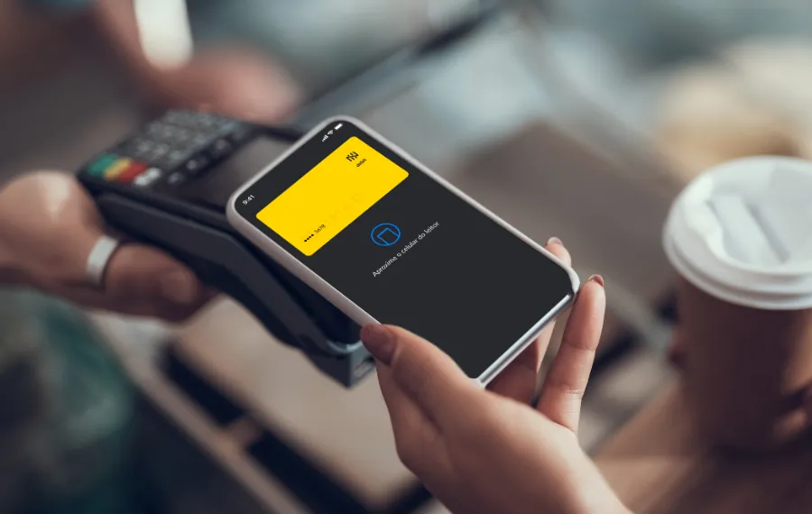 Pessoa pagando com o cartão de débito virtual no celular