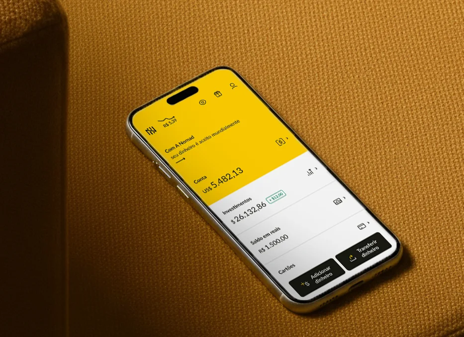 Celular com o aplicativo da Conta Nomad aberto