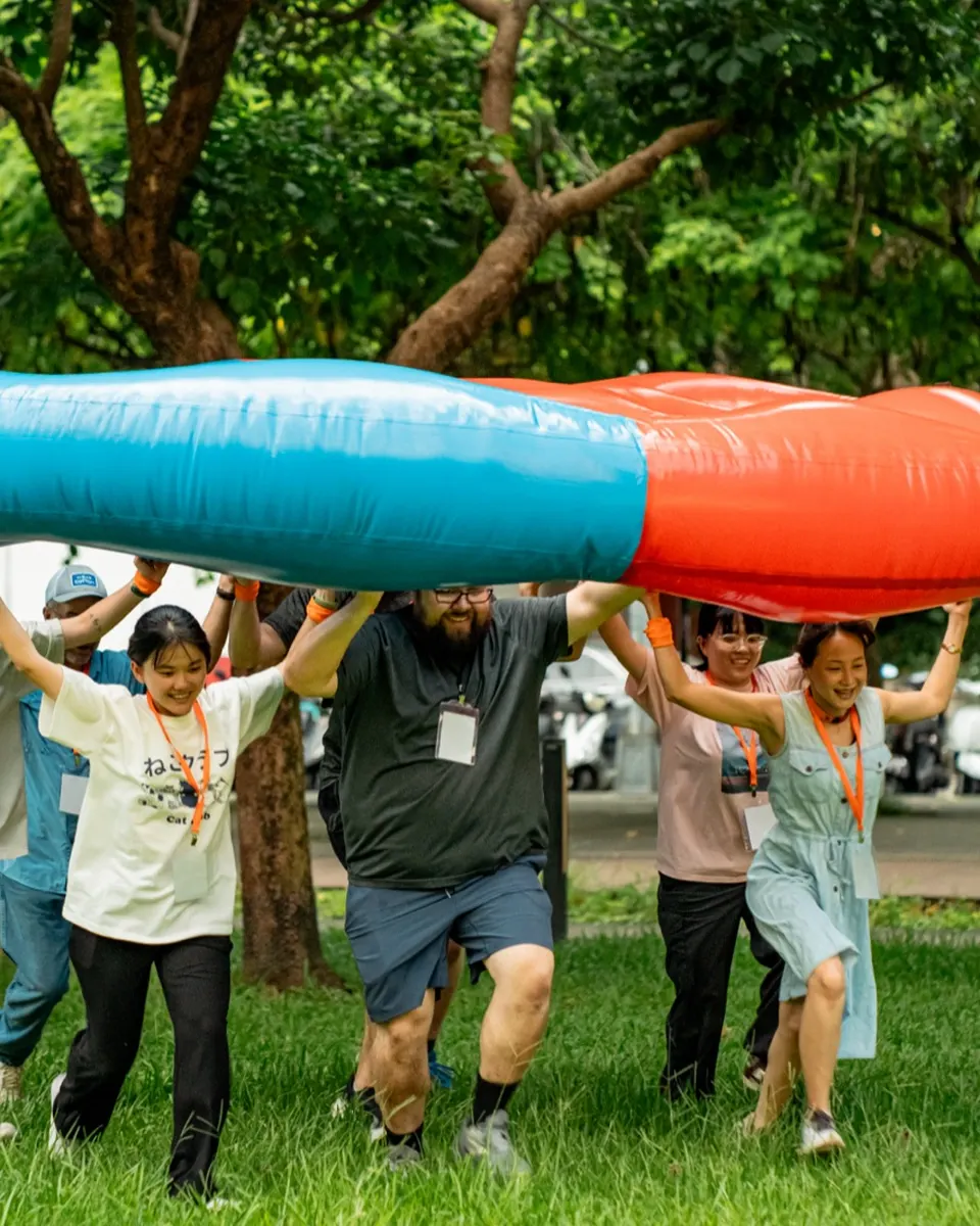 Students racing with a giant red and blue inflatable at the TIF college camp