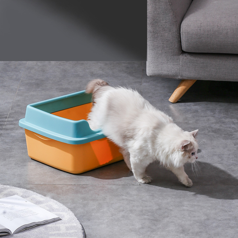 Large cat litter box with a shovel