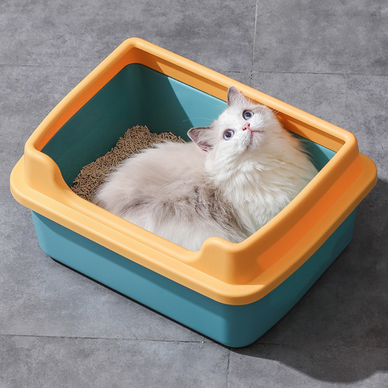 Large cat litter box with a shovel