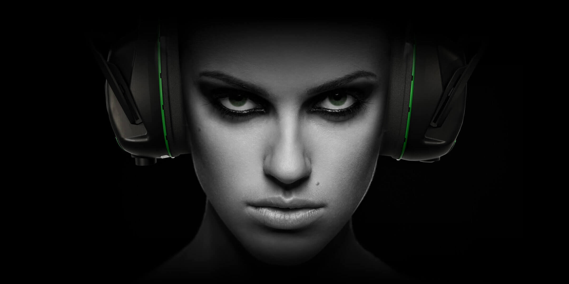 En kvinna med hörselkåpor från Sordin.