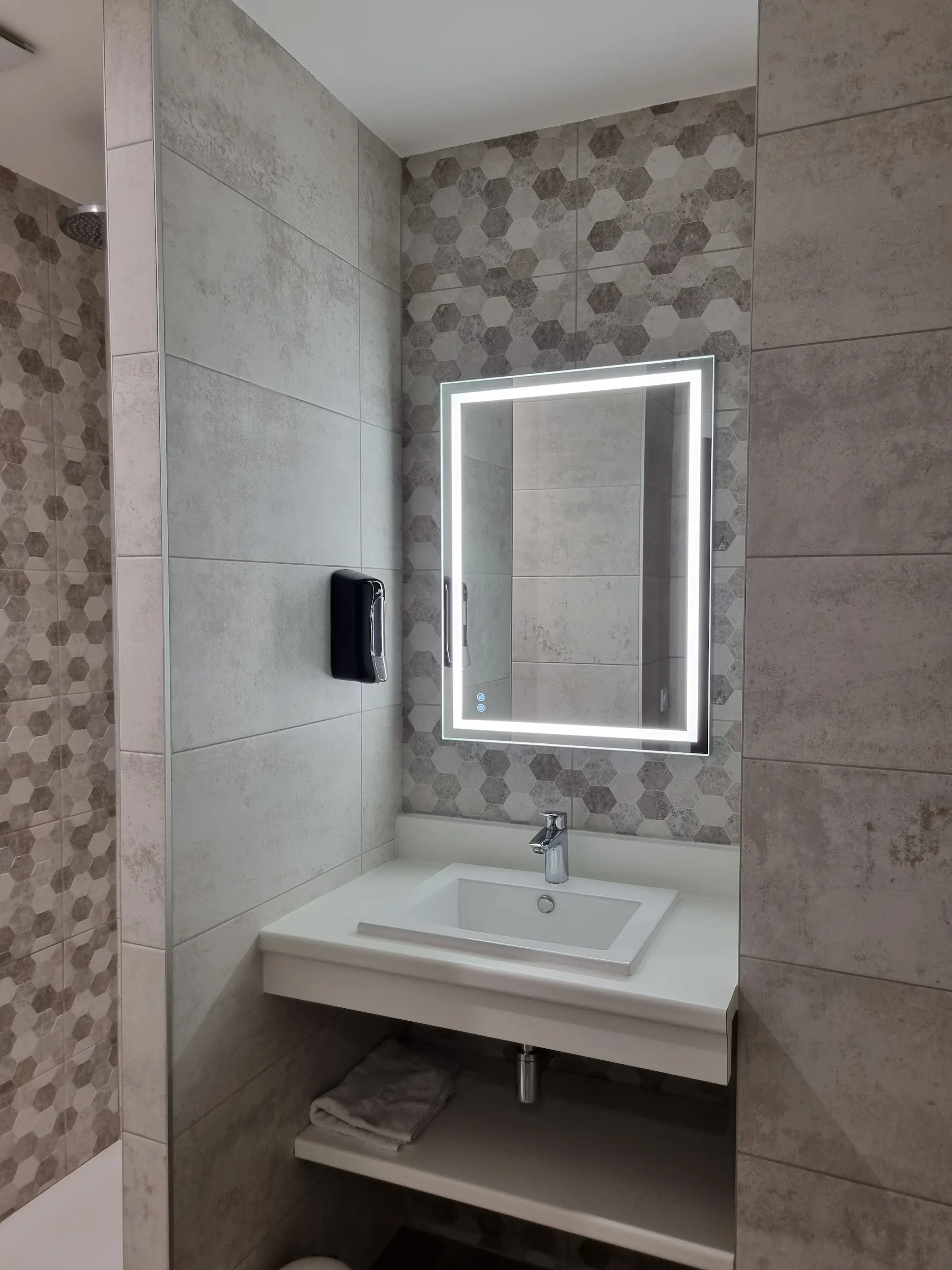 Salle de bain de l'hostel Hosho Bordeaux Centre Victoire