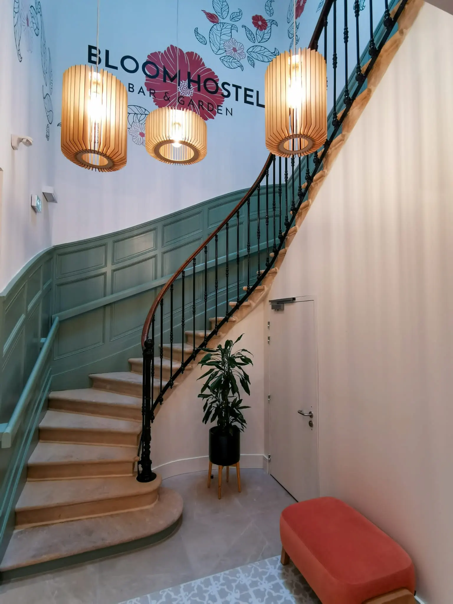 Escalier de l'hostel Hosho Bordeaux Centre Victoire