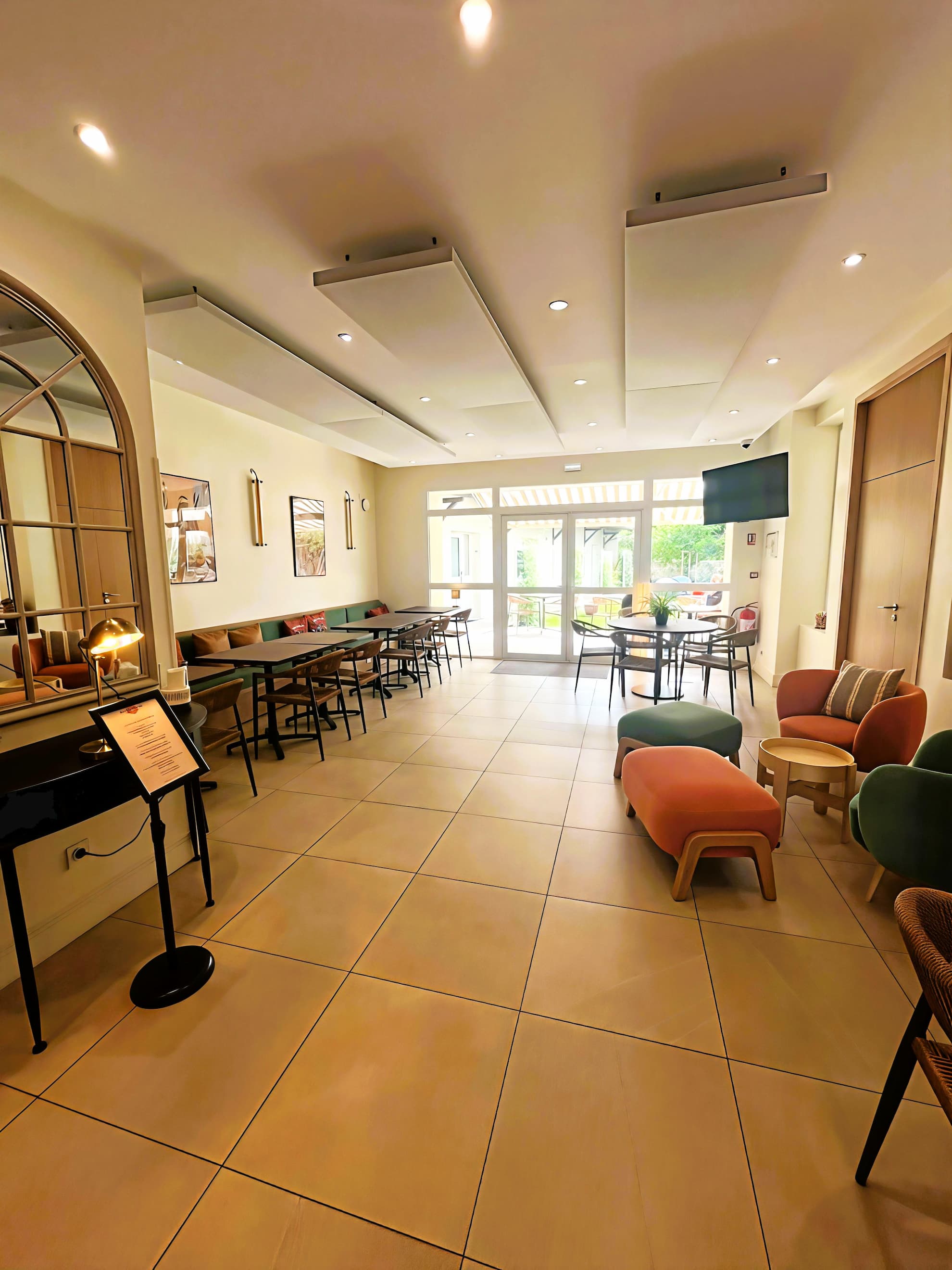 Salle à manger de l'hostel Hosho Bordeaux Centre Victoire