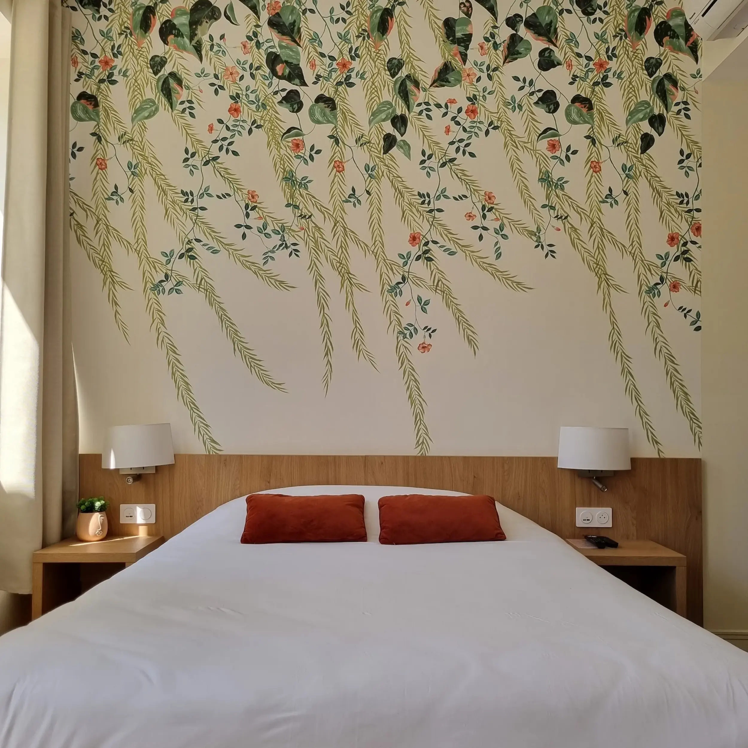 Lit double d'une chambre triple de l'hôtel Hosho Bordeaux Centre Victoire