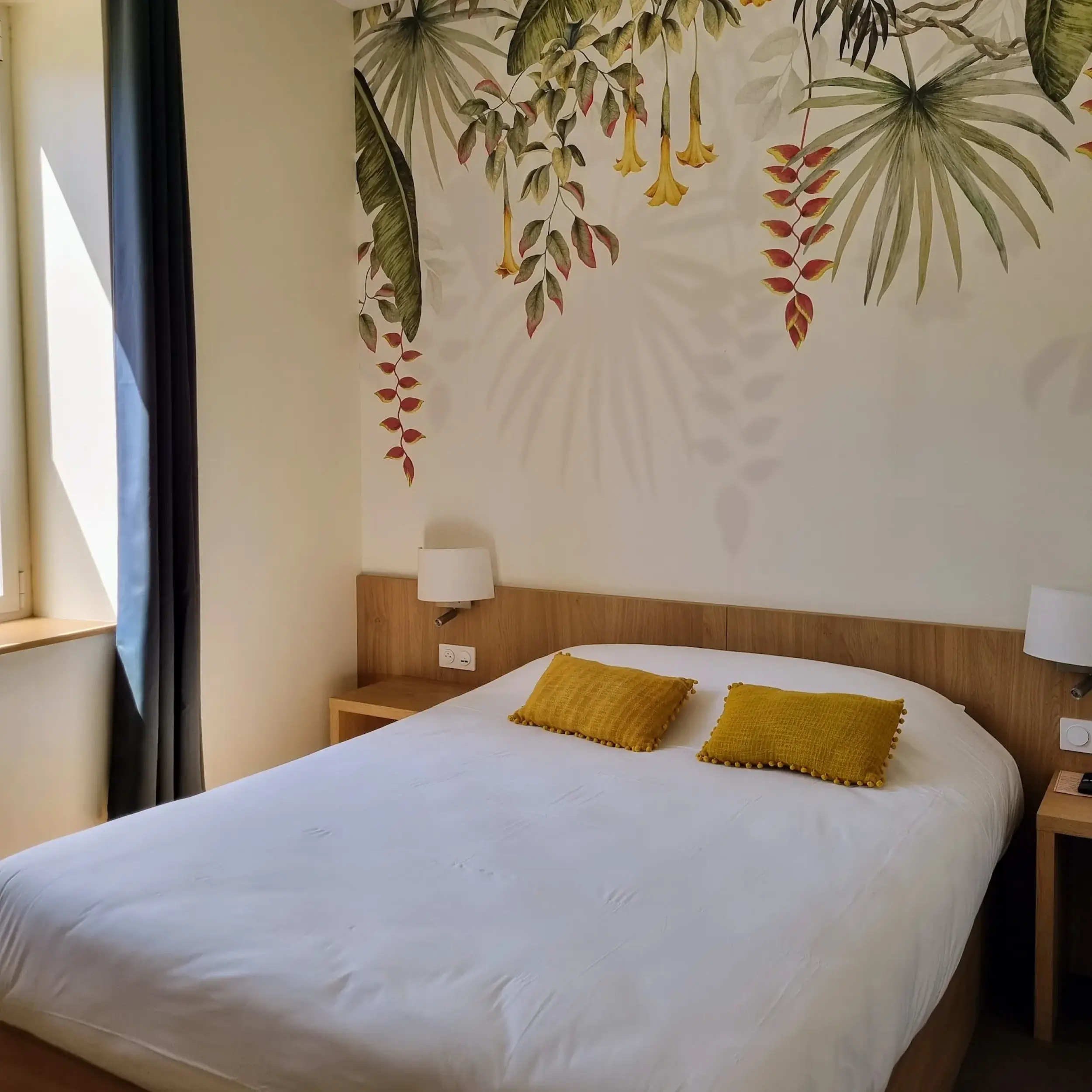 Lit double coussins jaunes de l'hôtel Hosho Bordeaux Centre Victoire