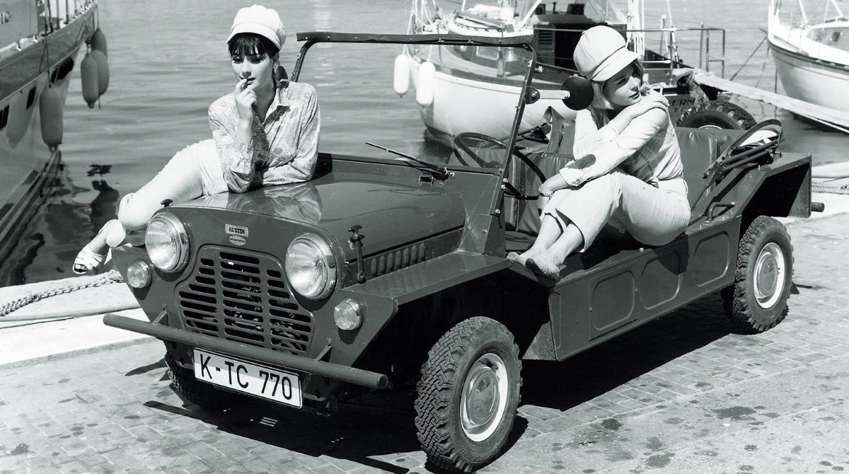 Mini Moke verte garée sur une route côtière ensoleillée