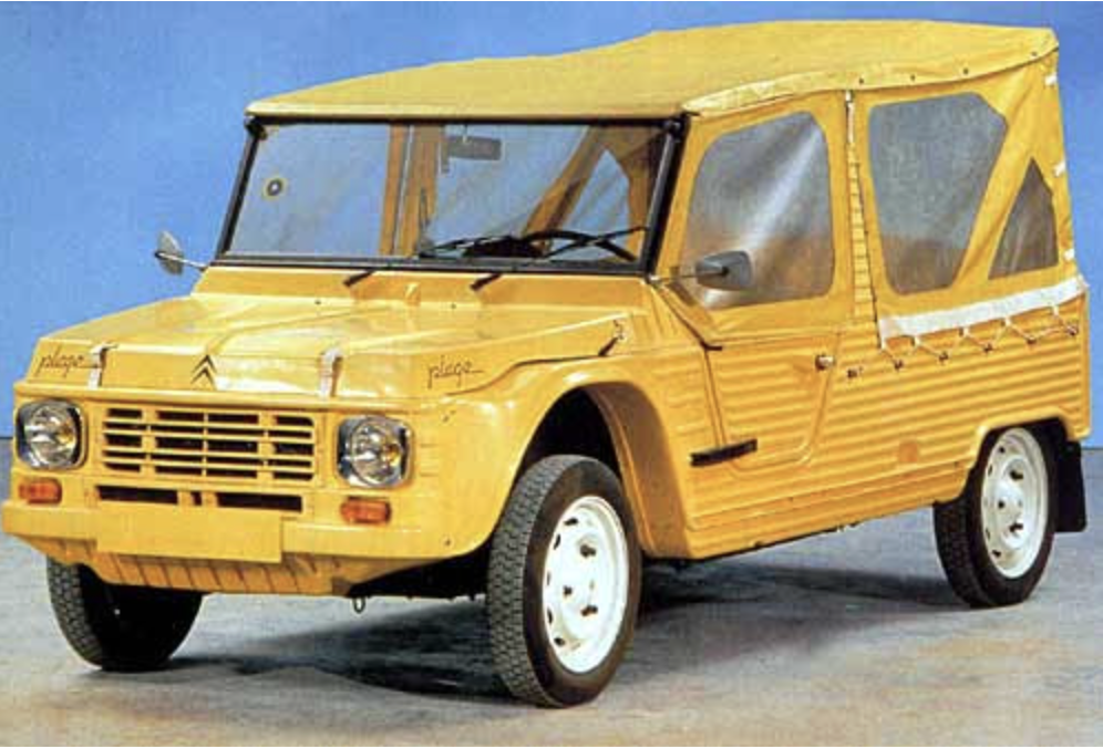 Citroën Méhari orange restaurée roulant le long de la côte