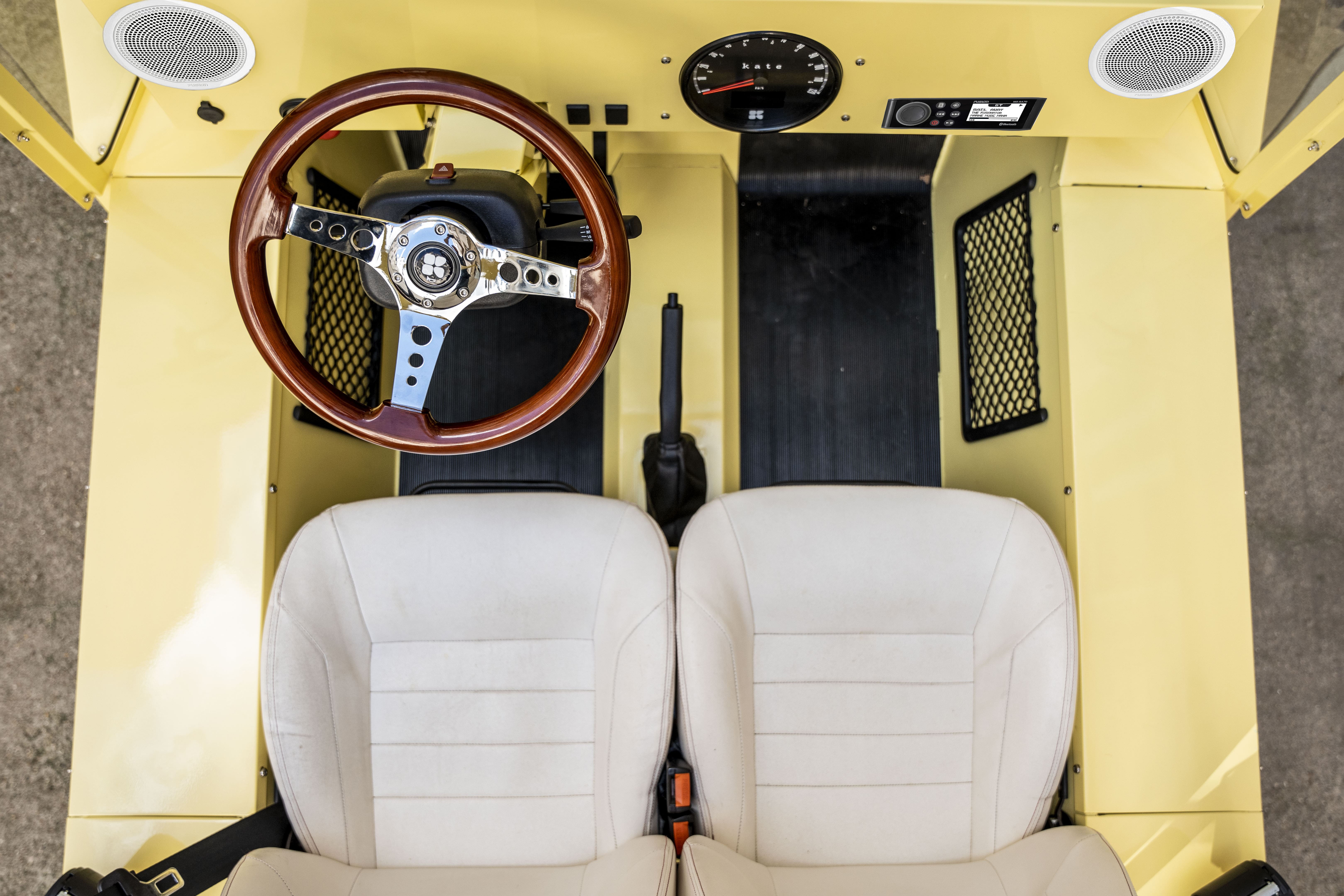 Mini Moke Kate Voiture de plage électrique avec autoradio marine Fusion MS-RA70