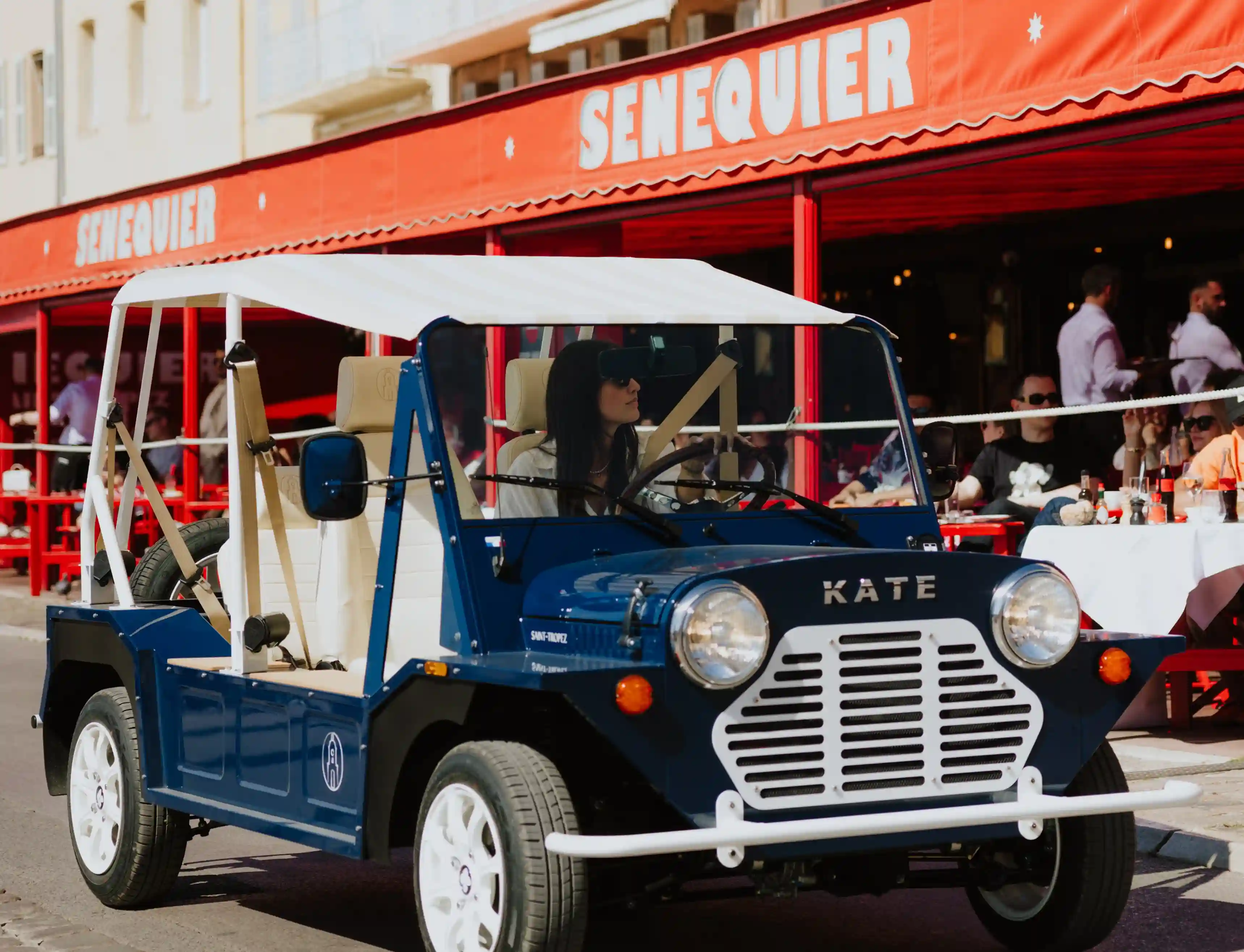 Mini Moke Kate Saint-Tropez édition 2026, voiture de plage, à Saint-Tropez, devant le restaurant Sénéquier