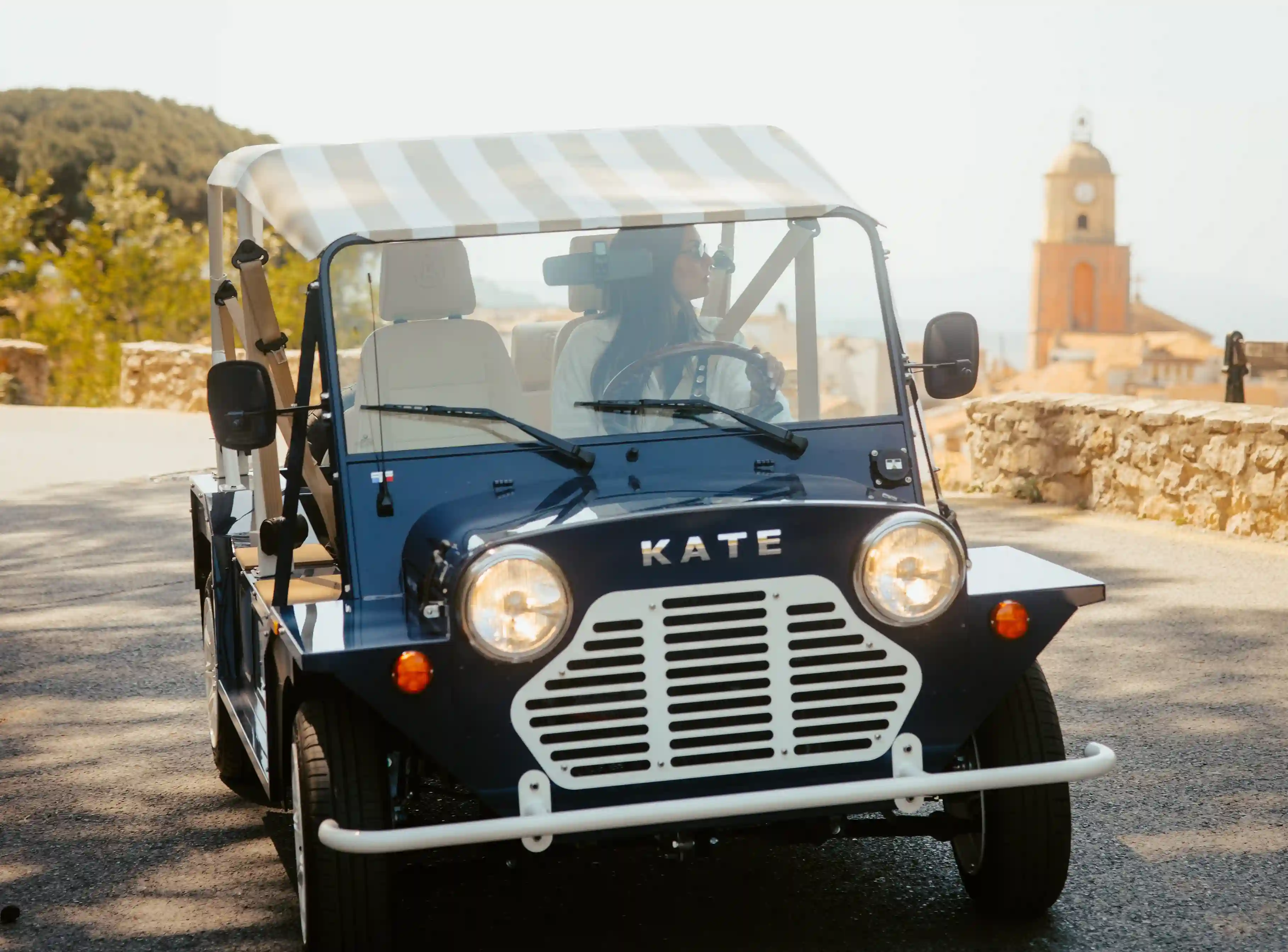 Mini Moke Kate Saint-Tropez édition 2026, voiture de plage sur les collines de Saint-Tropez