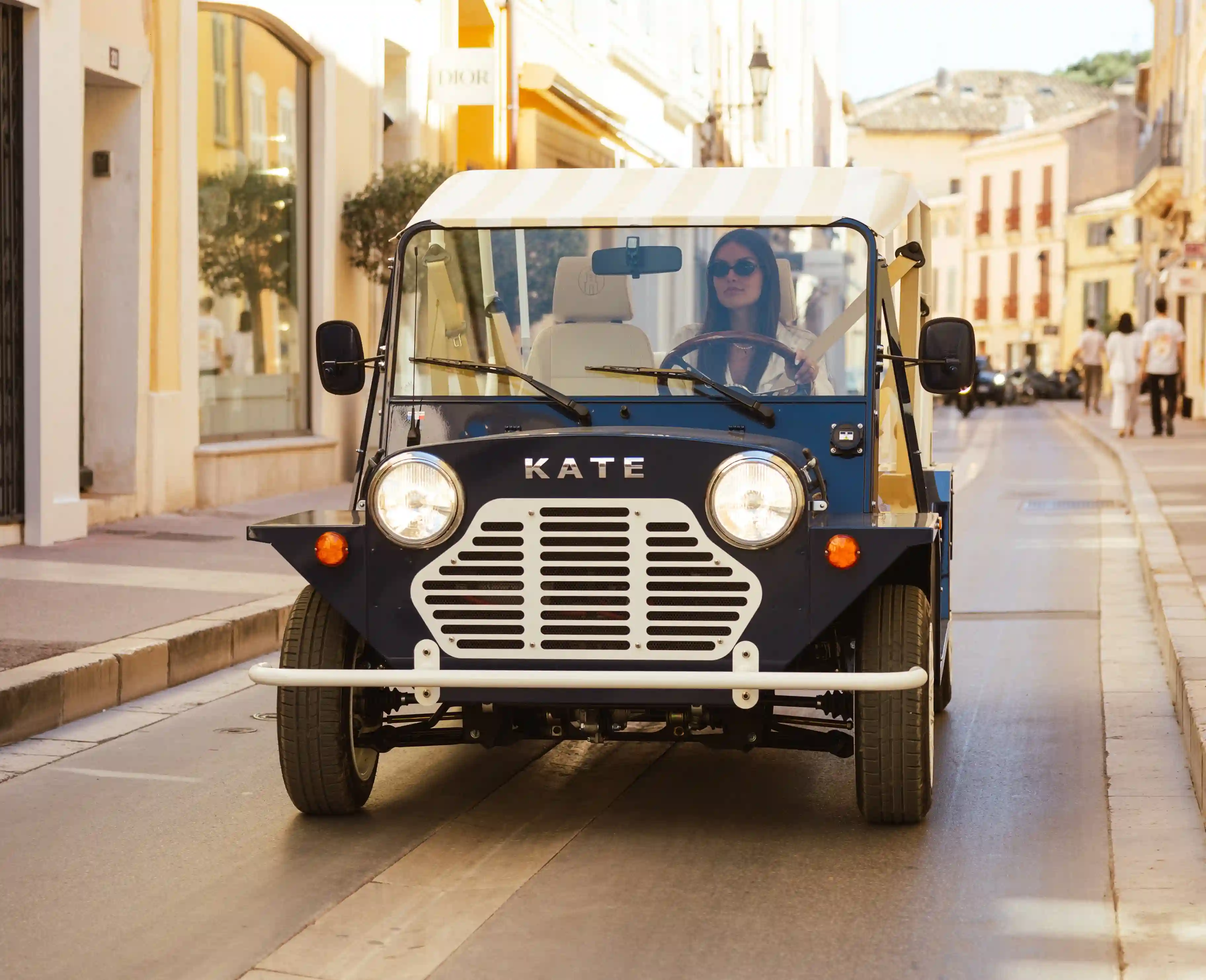 La Mini Moke « Kate Saint-Tropez 2026 » dans les rues de Saint-Tropez