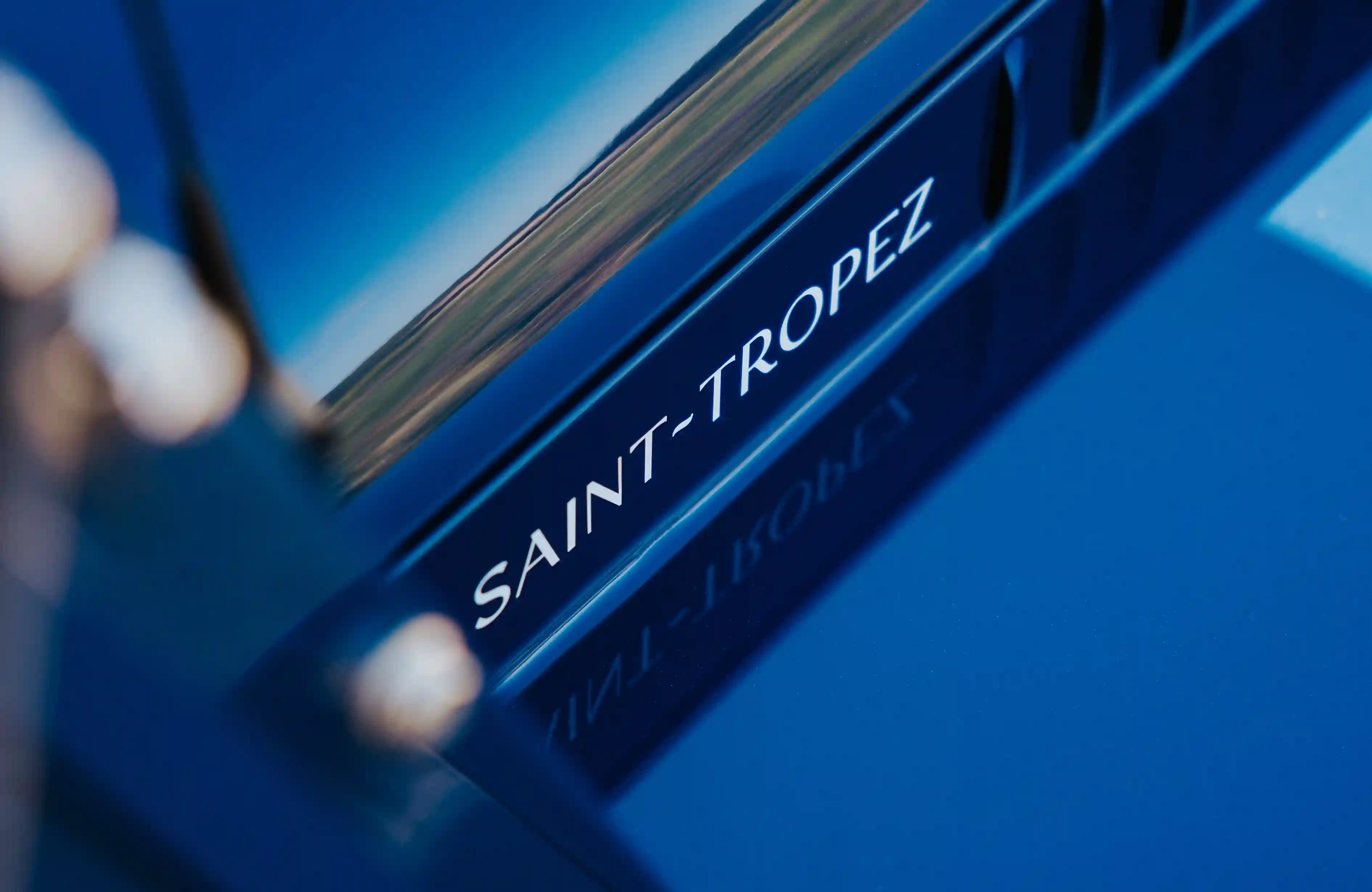 Mini Moke Voiture de plage Kate Saint Tropez avec le logo Saint Tropez sur la carrosserie