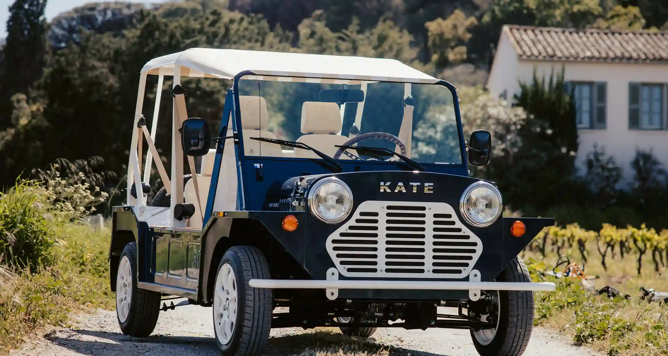 Mini Moke Voiture de plage Kate Saint-Tropez 2026 dans les vignes