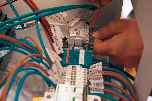 Montage des composants électriques