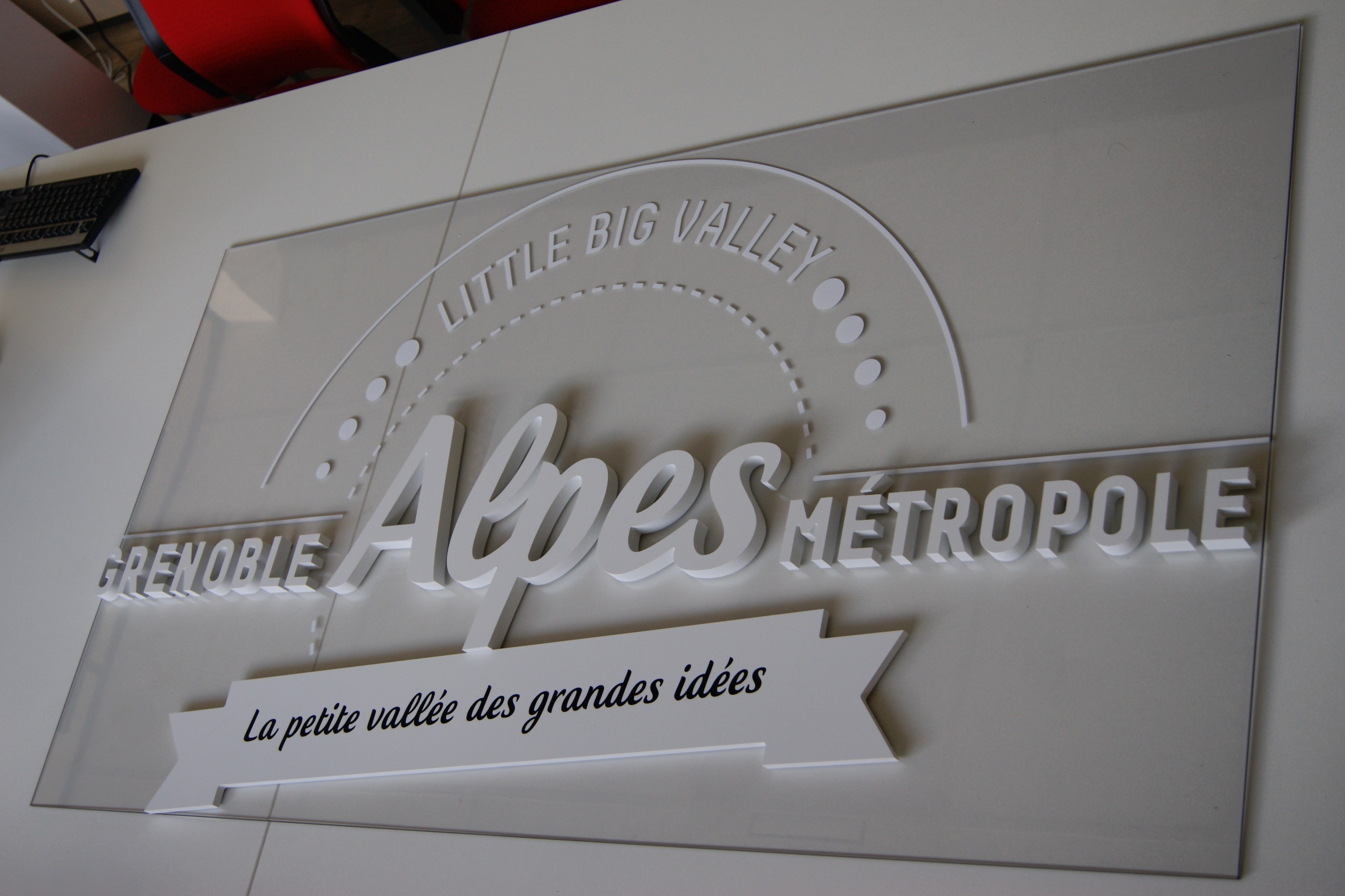 Lettres relief en PVC blanc avec marquage vinyle pour un stand