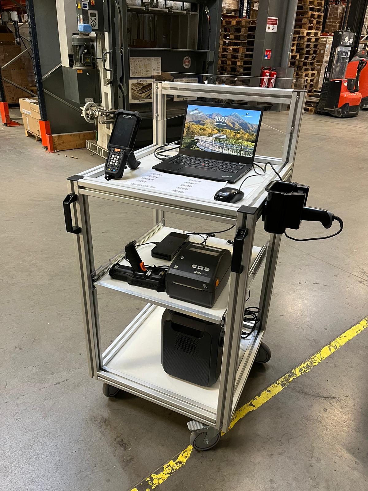 Chariot mobile informatique avec structure en profilé aluminium rigide et léger, plateau supèrieur en PVC rigide pour recevoir un écran et tablette extractible réglable en hauteur