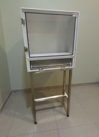 adapté aux normes agro, classement feu M1, portes encastrées en PMMA incolore 8mm, tablette écran réglable en hauteur