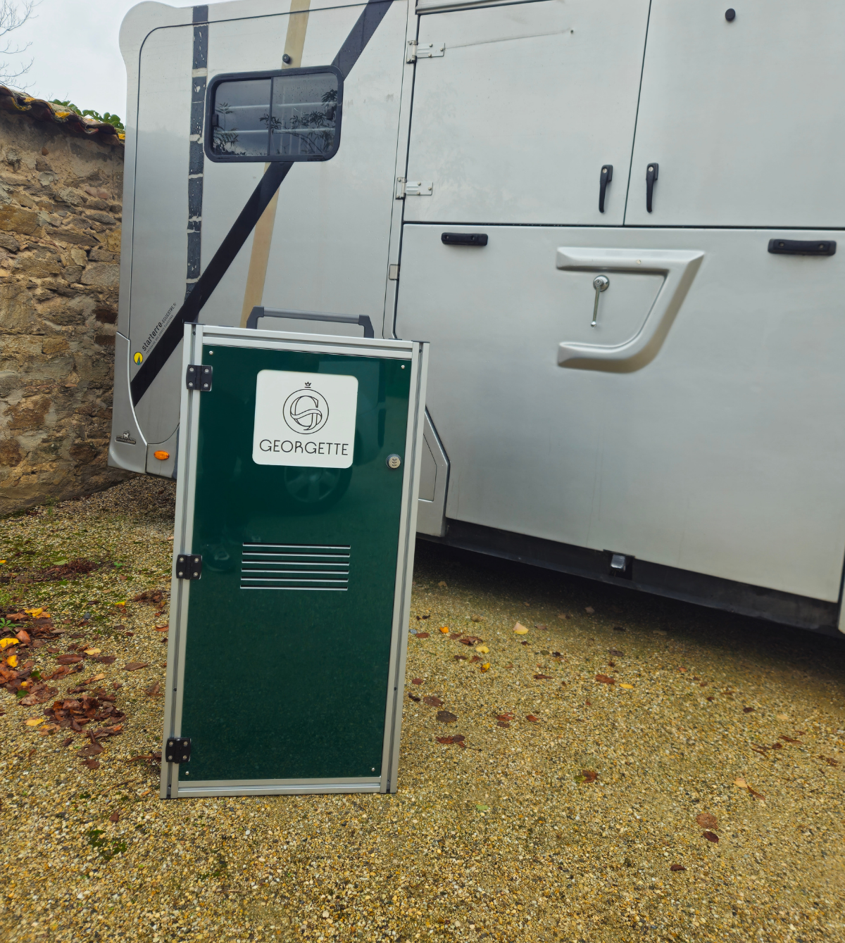 La malle de transport en déplacement : sa grande hauteur (1205 mm pour 605 x 690 mm) offre un maximum de rangement, tout en restant facile à charger dans le van.