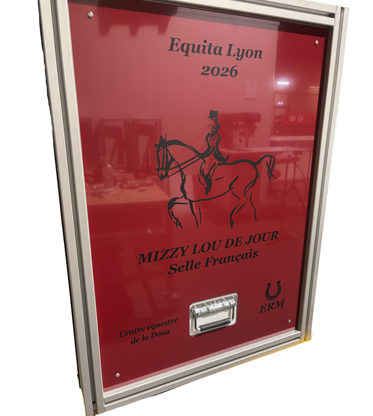 Faites de votre malle GEORGETTE une pièce unique grâce au marquage peronnalisé : nom de votre cheval ou de votre écurie, logo, dessin, inscrit sur la face de la malle.