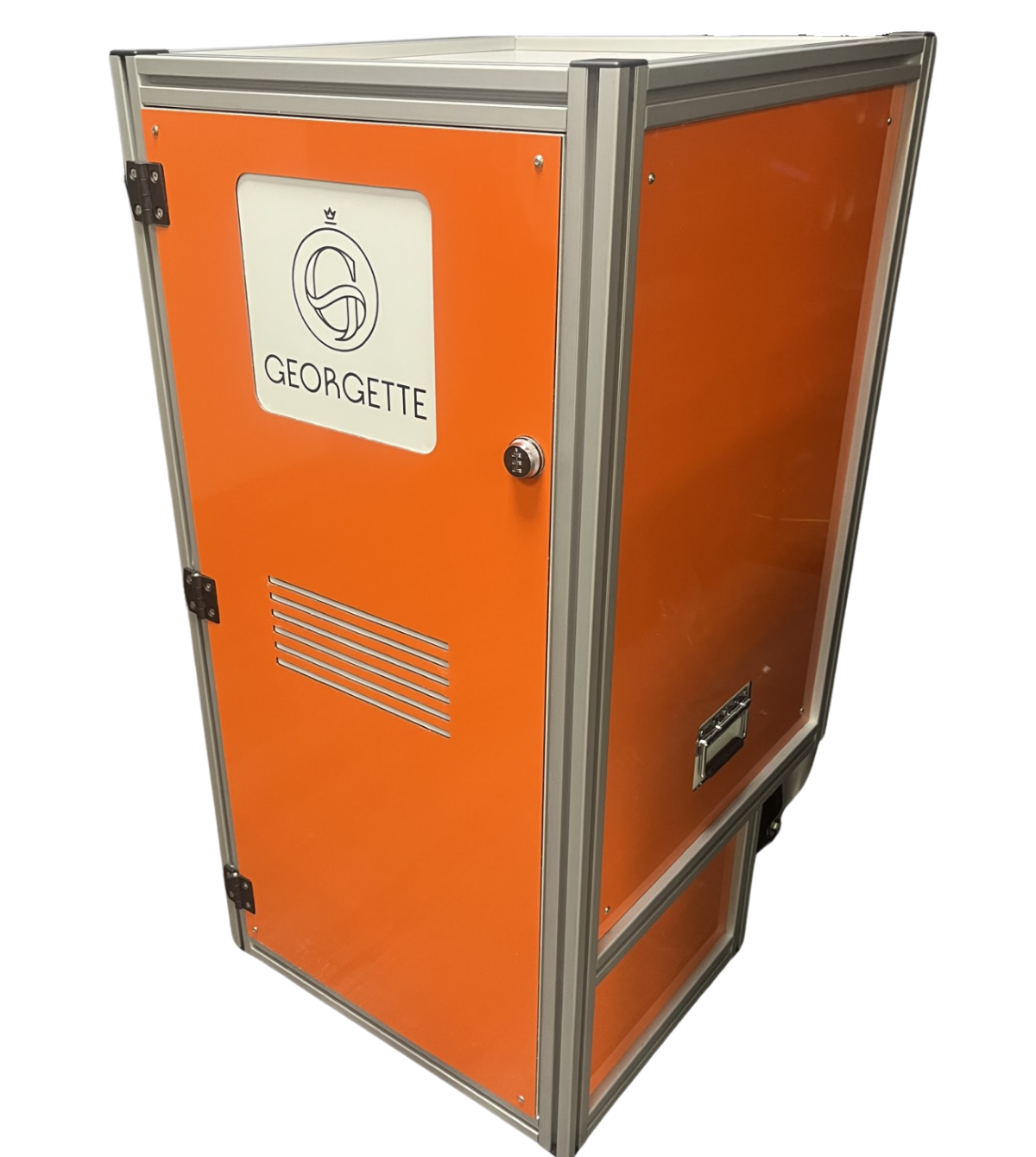 La malle de transport GEORGETTE II en coloris orange, sur 2 roulettes. Dimensions : 605×690mm, hauteur 1 205mm.