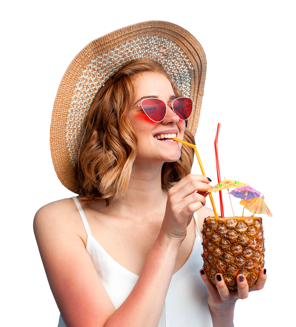 Vrouw met zonnehoed drinkt tropische cocktail uit ananas met parasol
