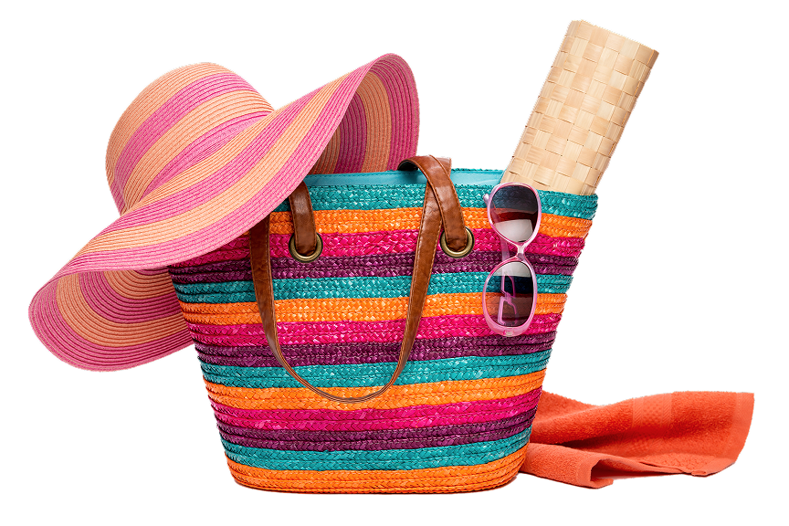 Kleurrijke strandtas met zonnehoed, zonnebril en oranje handdoek