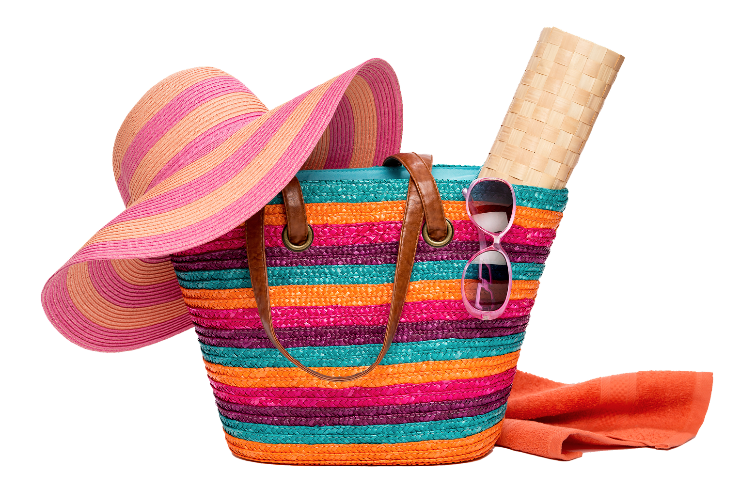 Kleurrijke strandtas met zonnehoed, zonnebril en handdoek voor vakantie