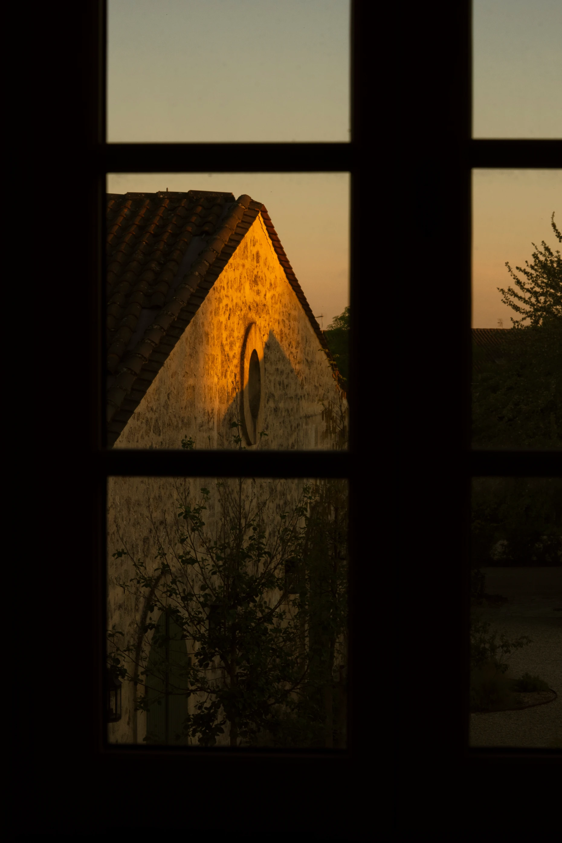 Vue du chai de Château Palmer à travers une fenêtre