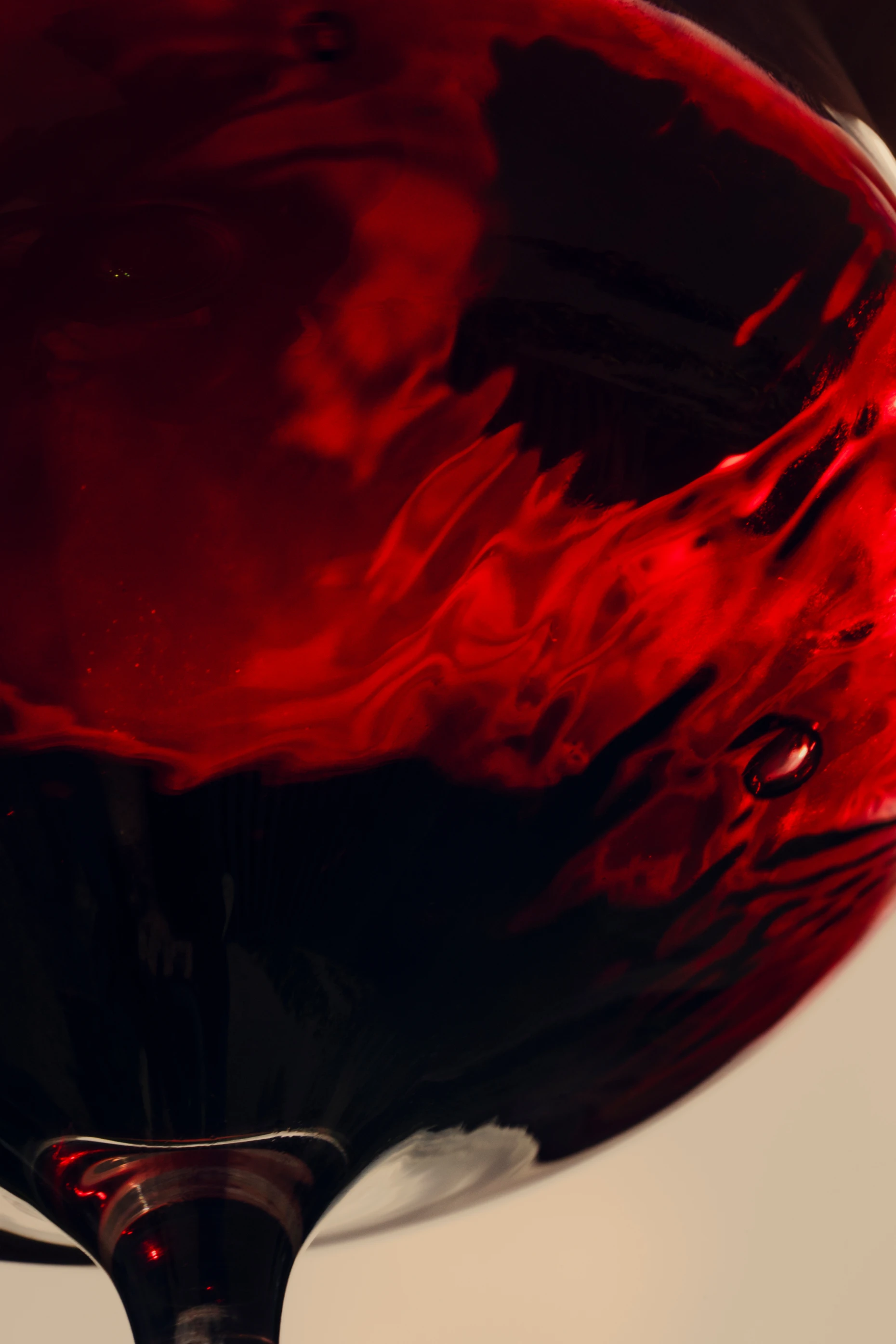 Vin rouge en mouvement dans un verre